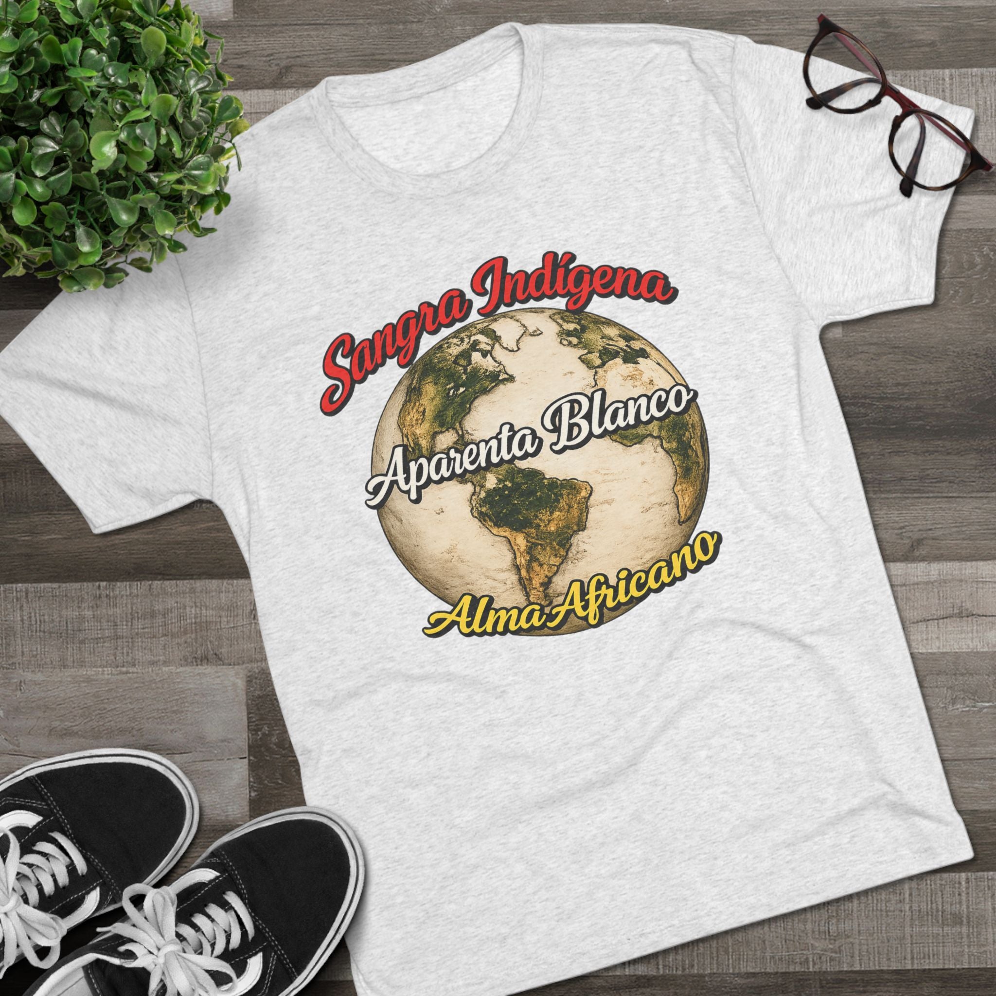 T-Shirt — Sangre Indígena Aparenta Blanco Alma Africano Globe Tee